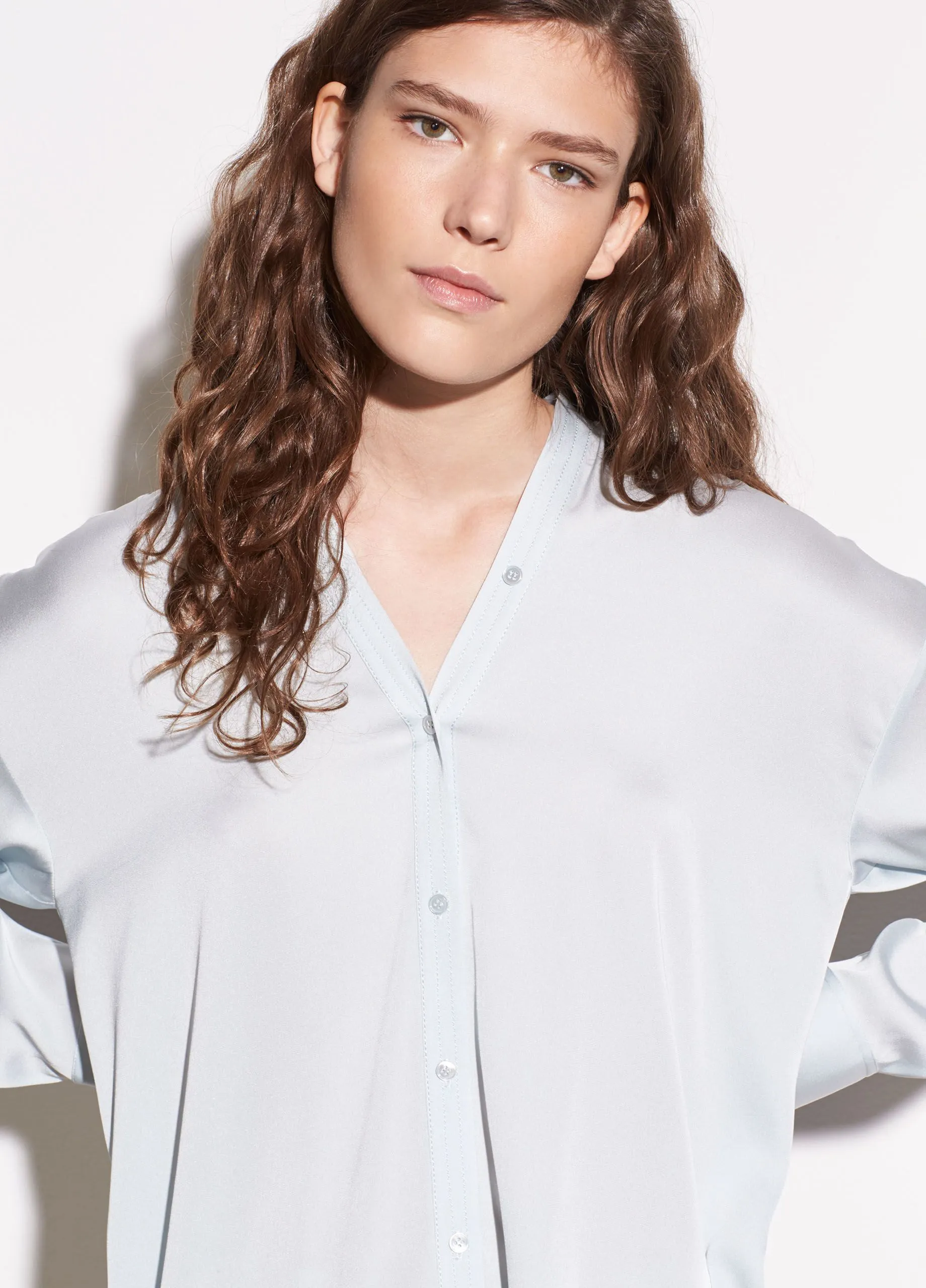 Vince - V-neck Stretch-Silk Blouse in Ice